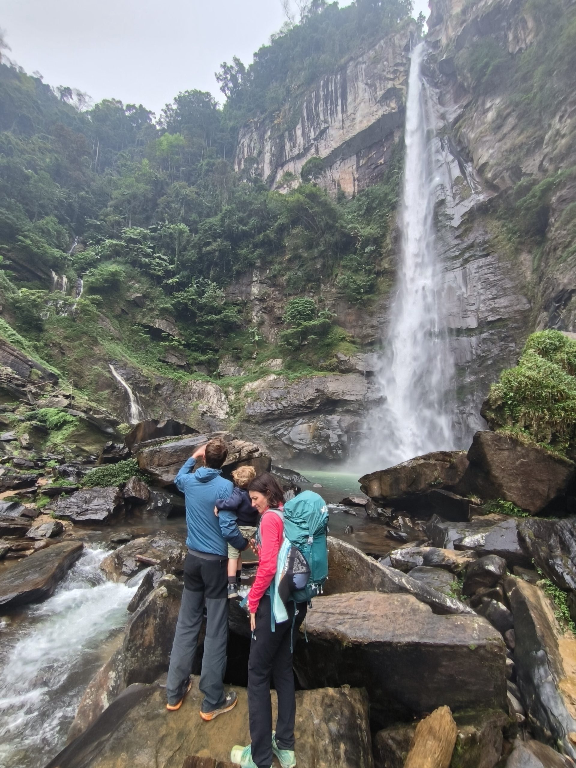 Hang De Cho waterfall, Tram Tau, zoni home